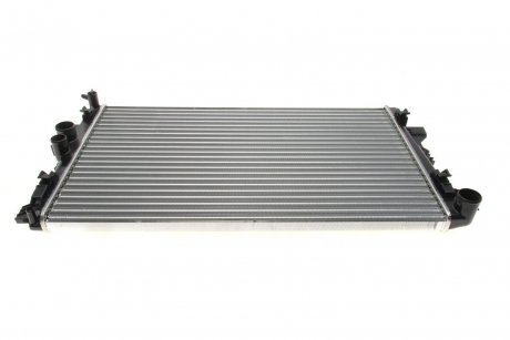 Радиатор охлаждения MB Vito W639 2.2CDI 03- NRF 53801