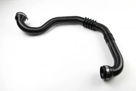 Патрубок интеркулера Trafic 01- 1.9DCI правый (интеркулер-коллектор) RENAULT 82 00 273 825